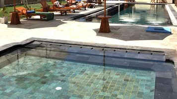 Piscine extérieure, parasols de plage, chaises longues