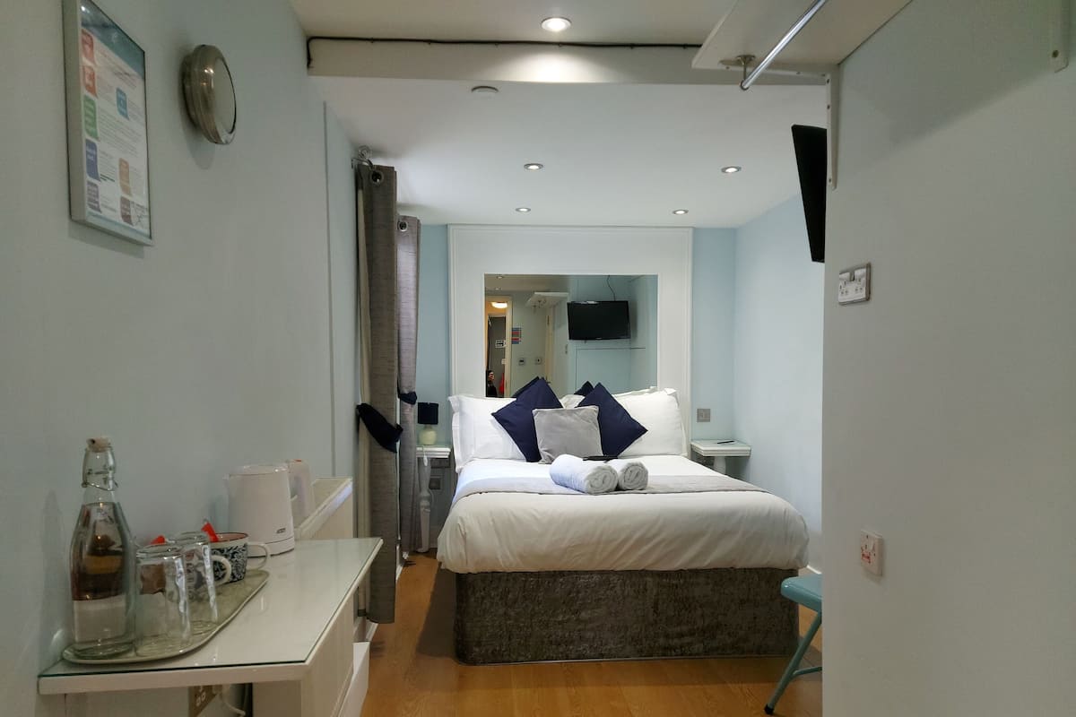 Premium bedding, iron/ironing board, free WiFi, bed sheets