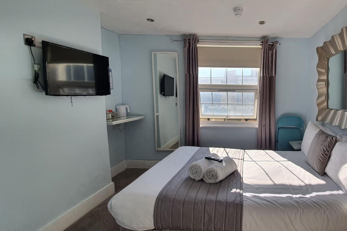Premium bedding, iron/ironing board, free WiFi, bed sheets
