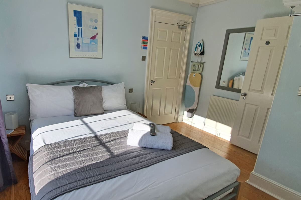 Premium bedding, iron/ironing board, free WiFi, bed sheets