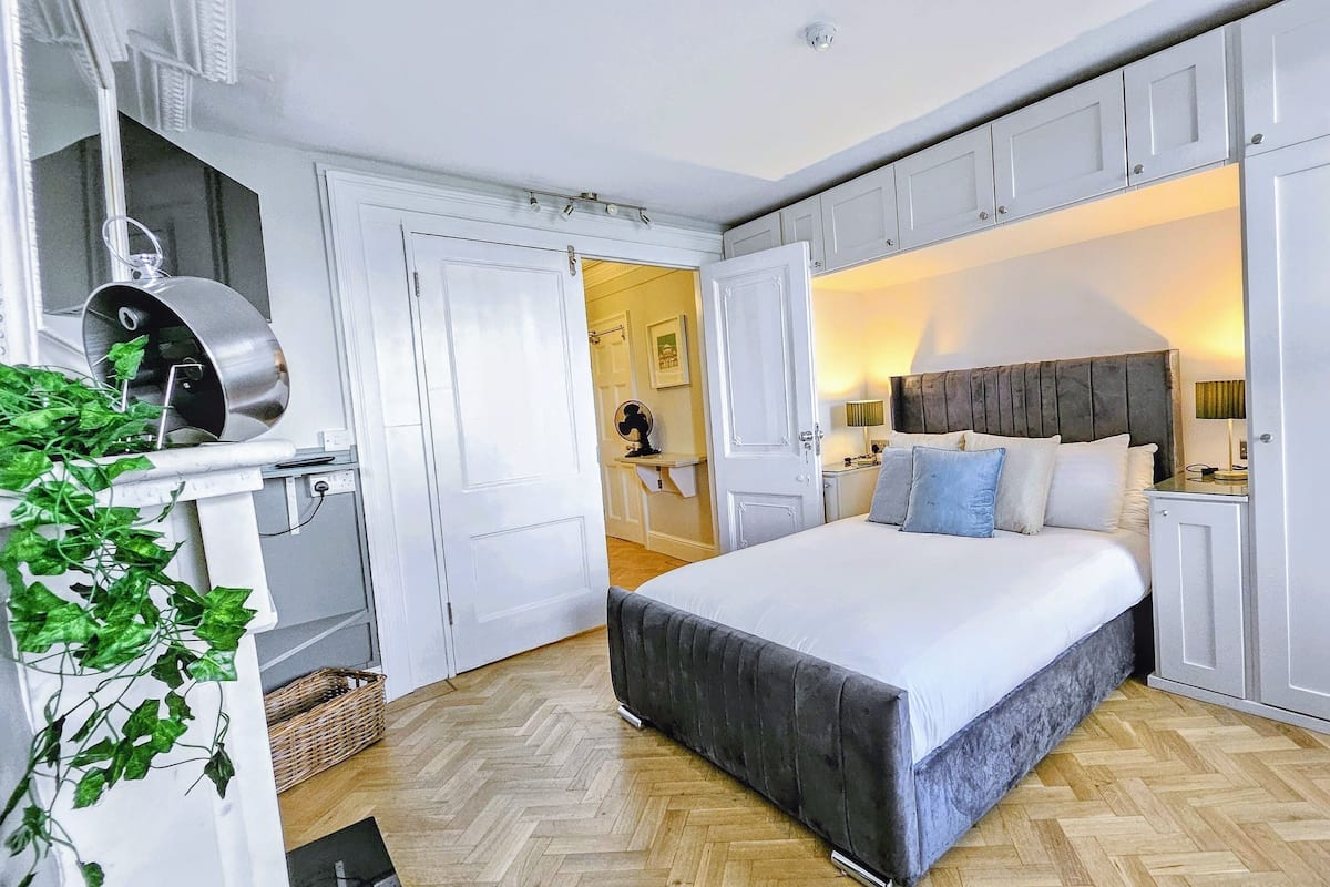 Premium bedding, iron/ironing board, free WiFi, bed sheets