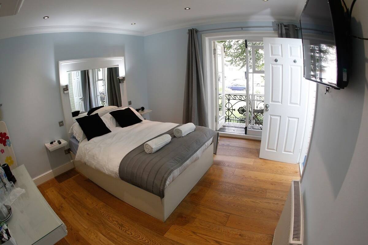 Premium bedding, iron/ironing board, free WiFi, bed sheets