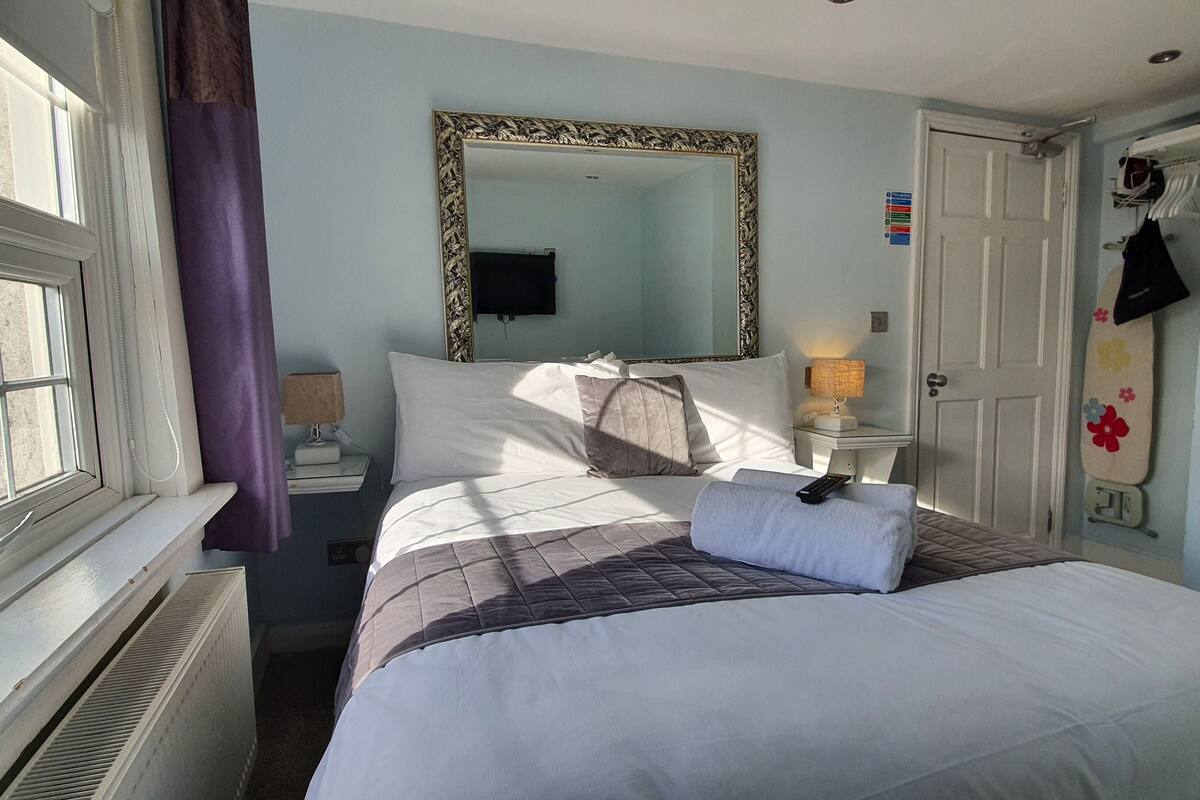 Premium bedding, iron/ironing board, free WiFi, bed sheets