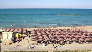 A beach with umbrellas and people. - Casa del Mar (Roseto degli Abruzzi)