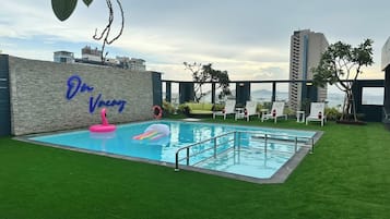 Una piscina al aire libre