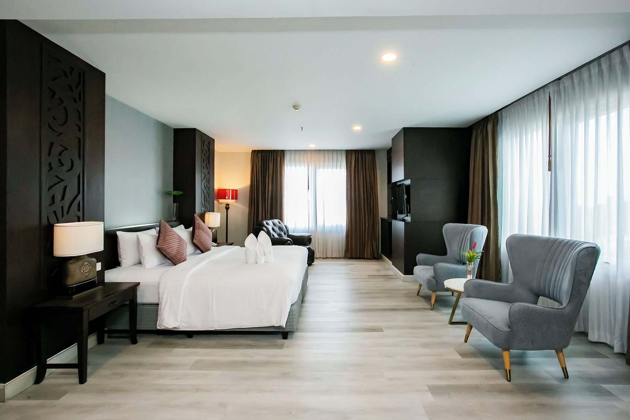 Empress Corner | Minibar, in-room safe, individually decorated, individually furnished