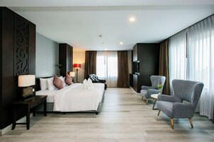 Minibar, caja de seguridad en la habitación y decoración personalizada 