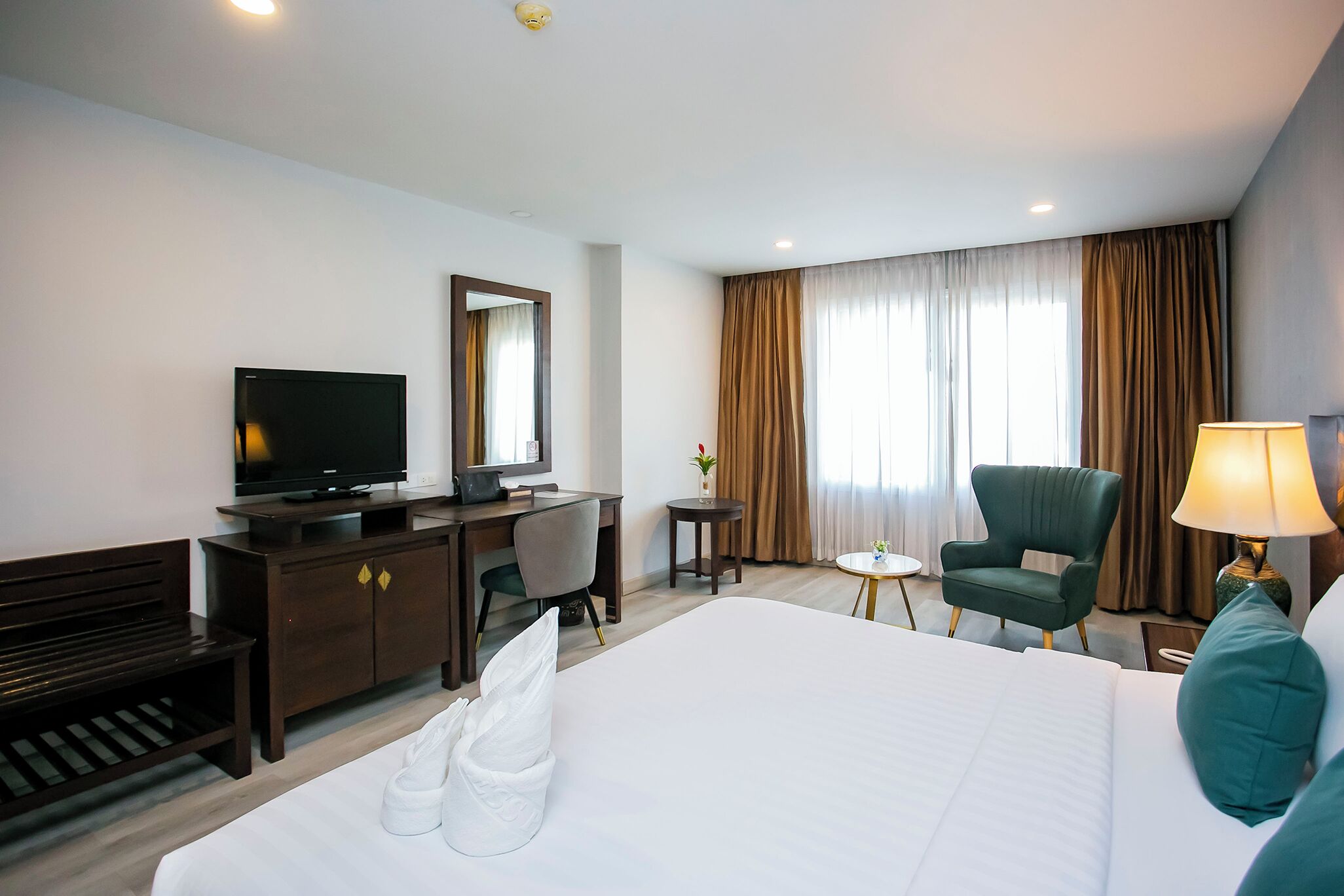 deluxe empress king room  | minibar, in-room safe, free wifi