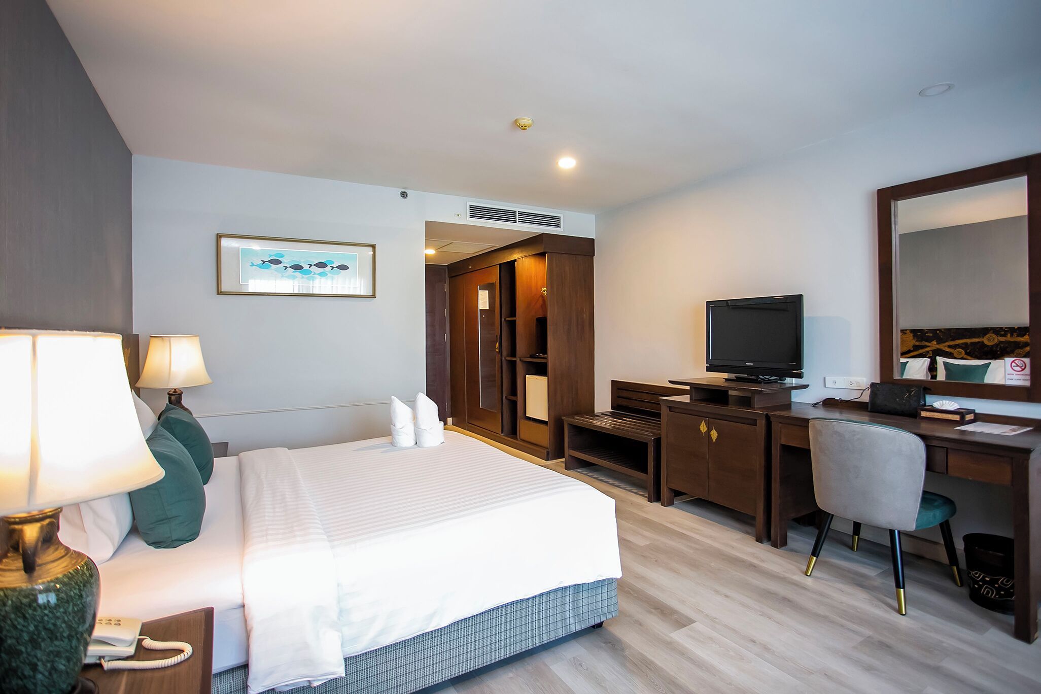 deluxe empress king room  | minibar, in-room safe, free wifi