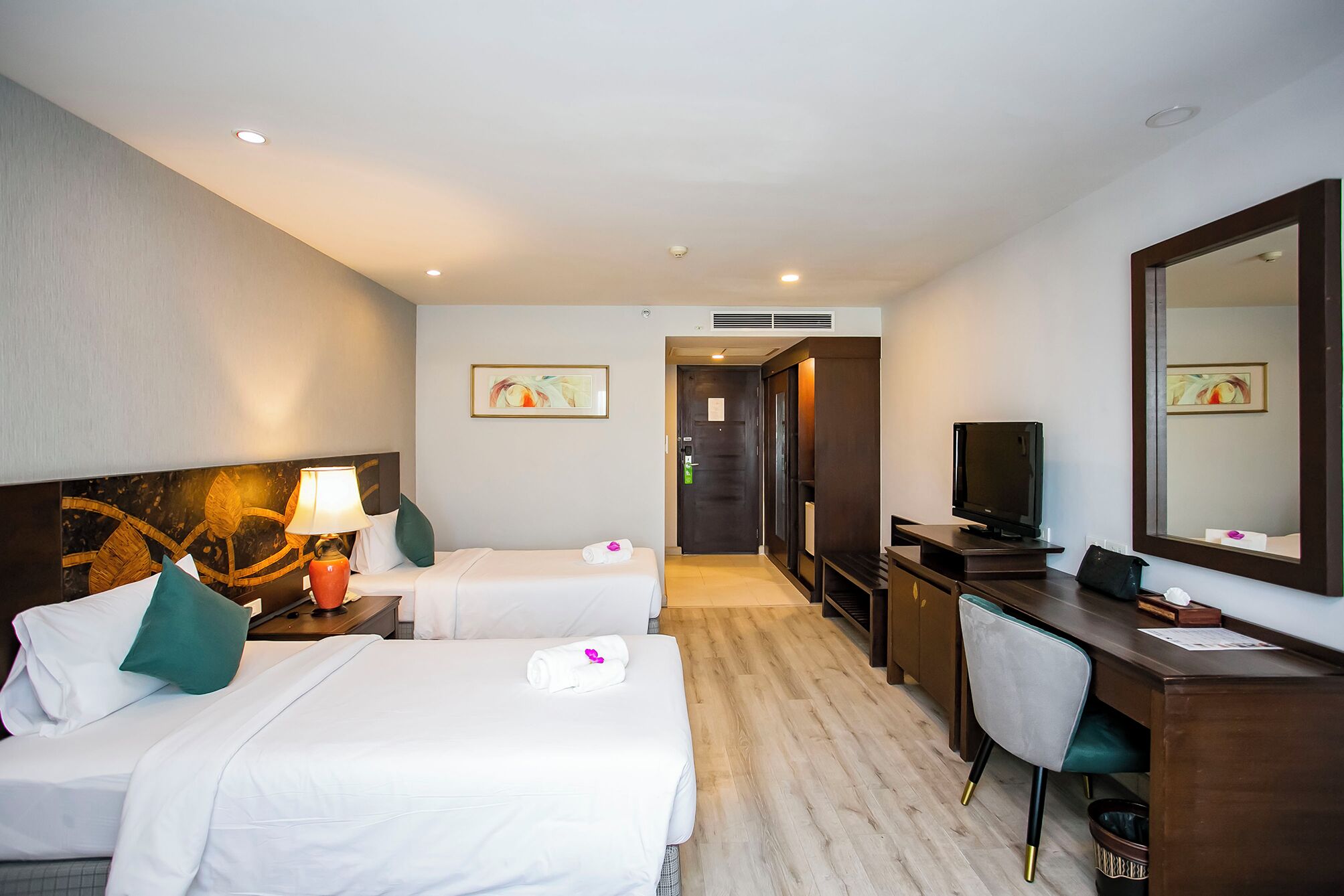 deluxe empress twin room  | minibar, in-room safe, free wifi