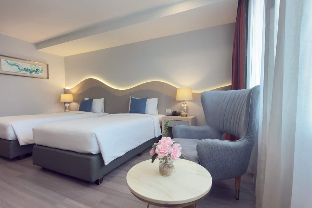 Deluxe Premier Twin Bed | Minibaari, tallelokero huoneessa, ilmainen Wi-Fi