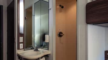 Regadera, amenidades de baño gratuitas, toallas