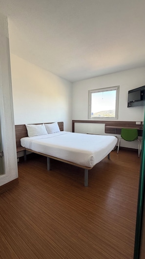 Chambre Standard | Bureau, chambres insonorisées, Wi-Fi gratuit, draps fournis