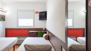 A hotel room with two single beds, a wooden headboard, a flat-screen TV, and a window with blinds. - Hotel Hi! Zapopan (Zapopan)