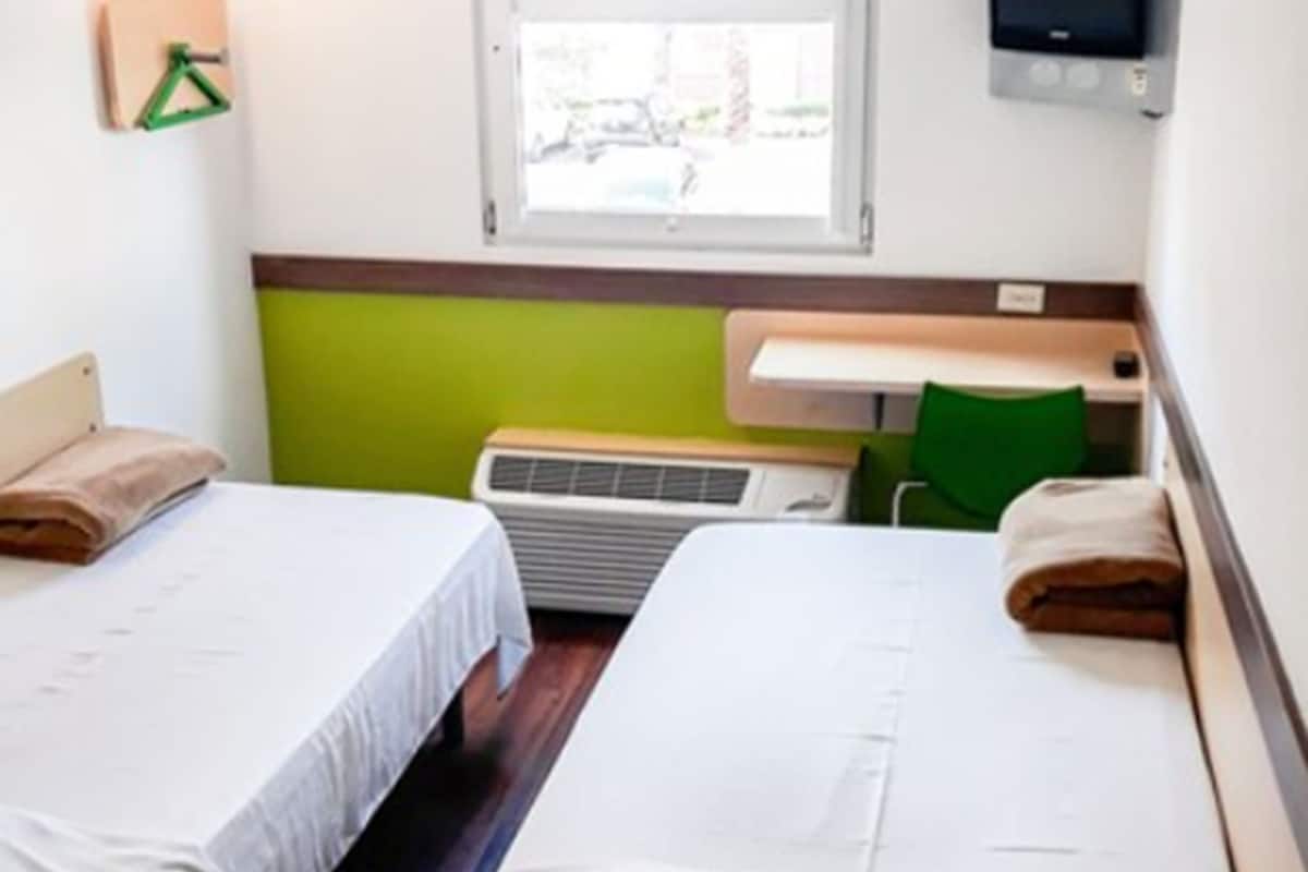 Standard Room, 2 Single Beds | Desk, soundproofing, free WiFi