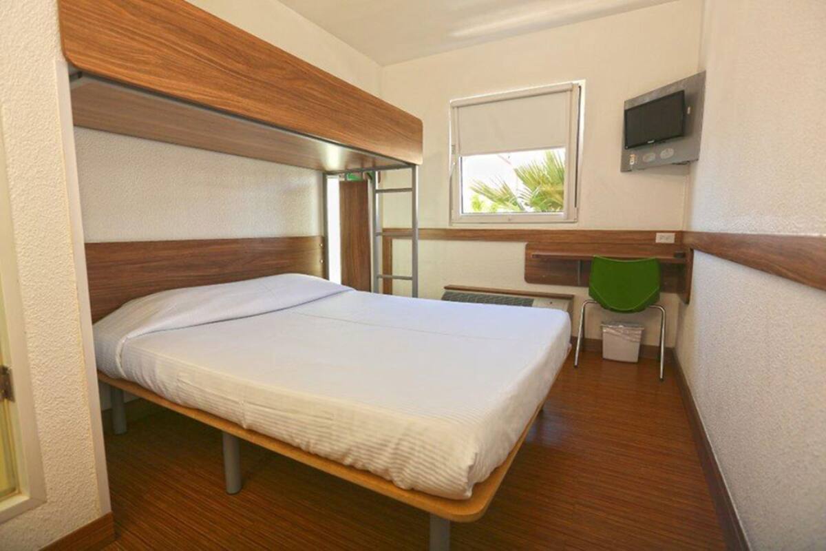 Standard Room, Multiple Beds | Desk, soundproofing, free WiFi