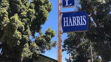 Fachada de la propiedad por la tarde o noche