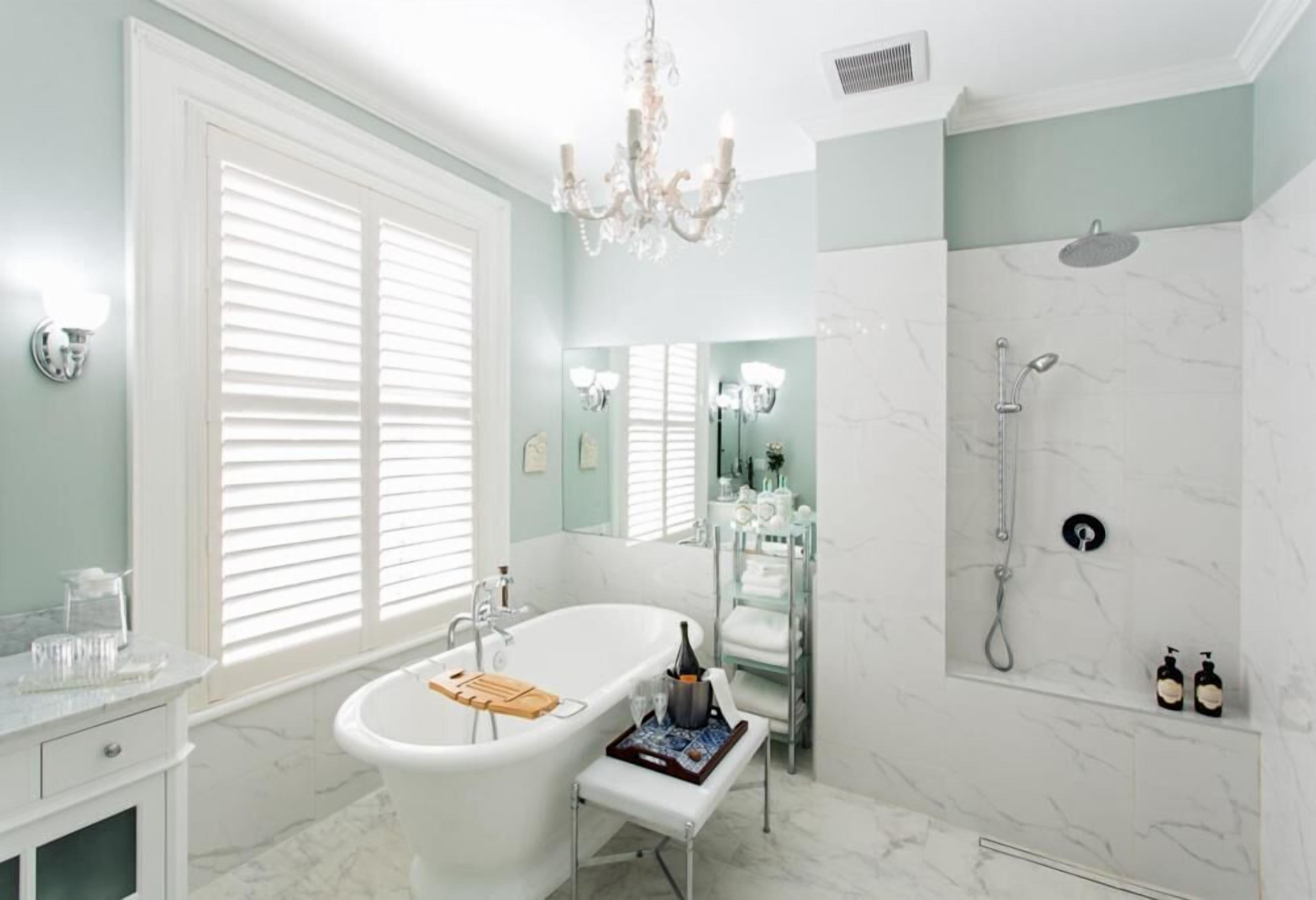 Regadera, amenidades de baño gratuitas, secadora de cabello, batas 