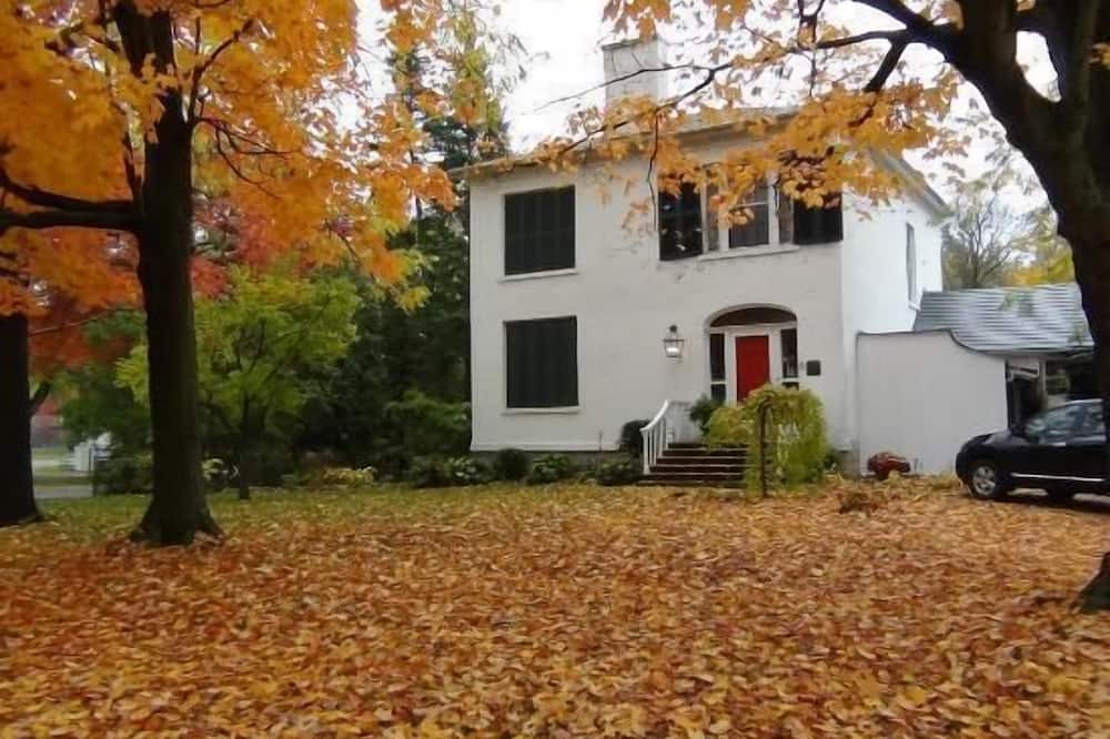 Historic Lyons House
