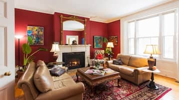 40–tuumainen taulutelevisio, jossa kaapelikanavat