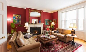 40–tuumainen taulutelevisio, jossa kaapelikanavat