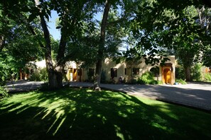 Une cour paisible, avec un chemin menant à un bâtiment doté d’une entrée de style traditionnel.