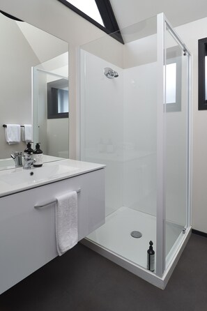 Three Bedroom Apartment | Bathroom | Hair dryer, towels - Hotel Carlton Mill (Christchurch)