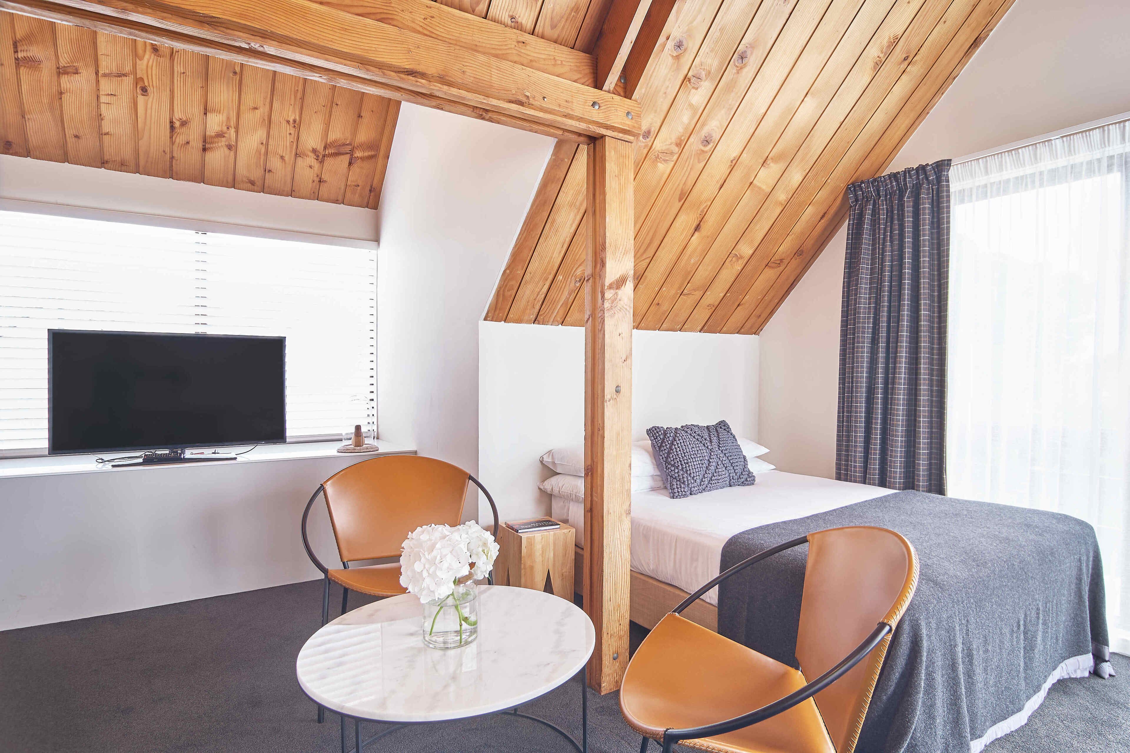 one bedroom apartment | living area | 32-inch flat-screen tv with digital channels, tv