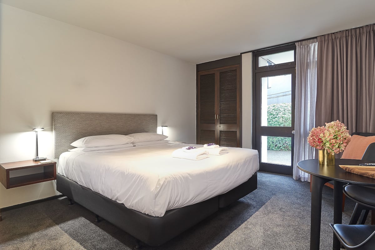 deluxe king studio | desk, iron/ironing board, free wifi, bed sheets