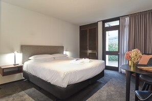 Deluxe-studio, 1 suuri parisänky | Työpöytä, silitysrauta/-lauta, ilmainen Wi-Fi, vuodevaatteet