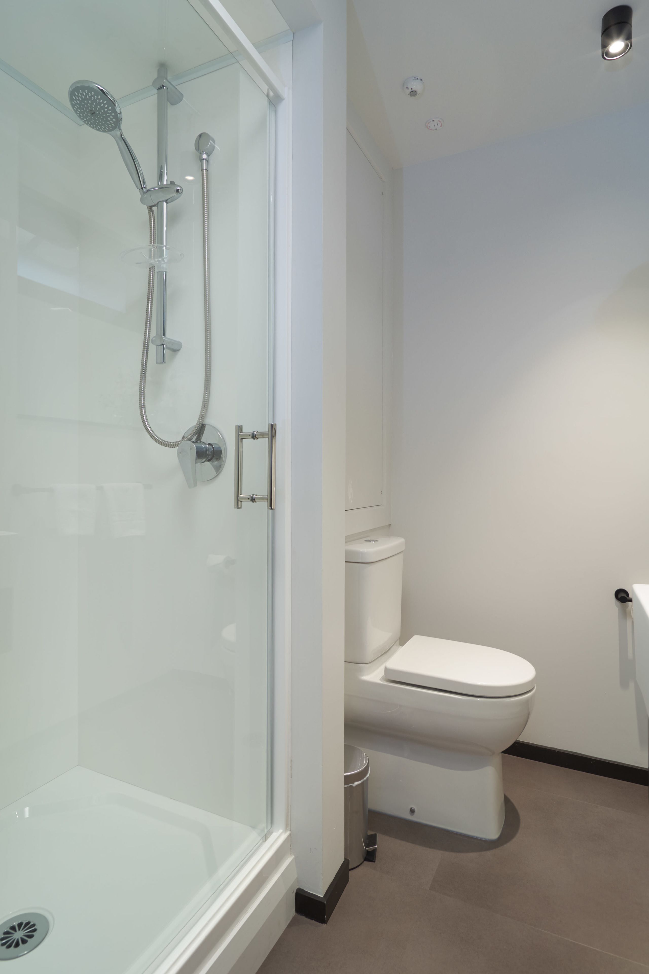 deluxe king studio | bathroom | hair dryer, towels