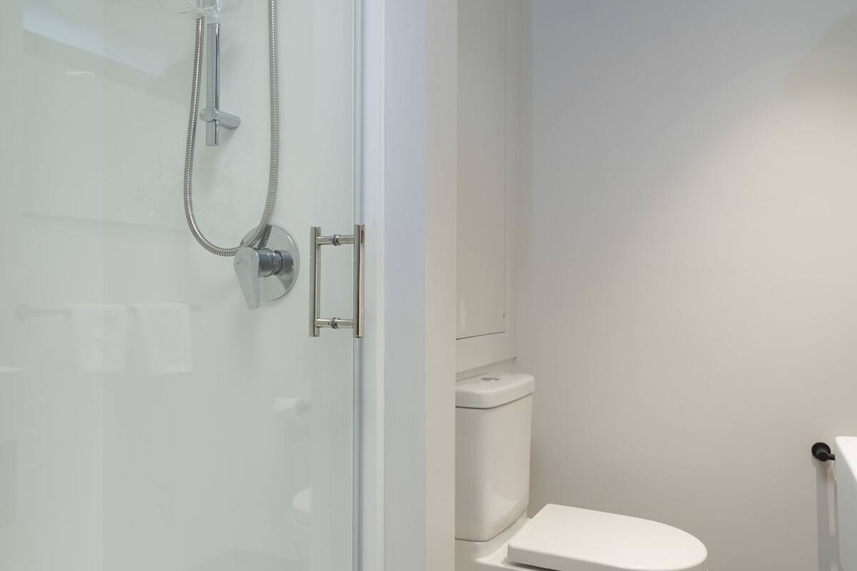 deluxe king studio | bathroom | hair dryer, towels