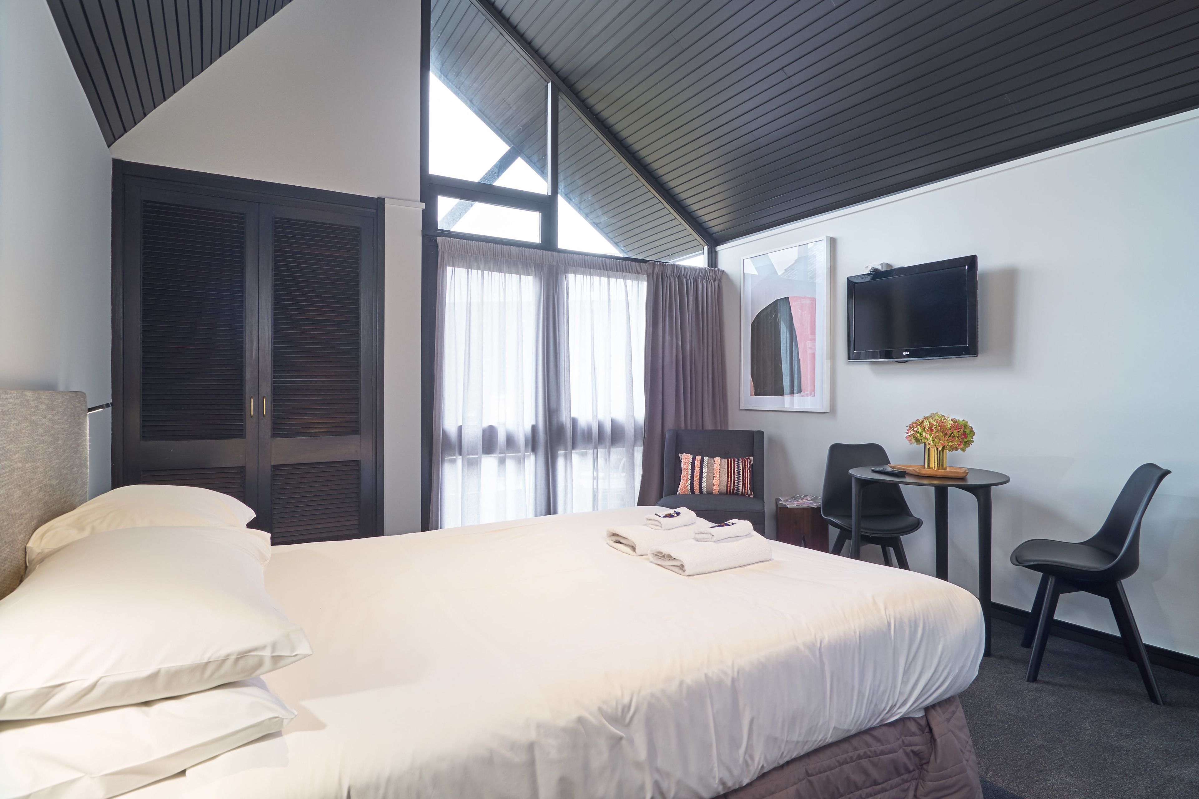 deluxe queen studio | desk, iron/ironing board, free wifi, bed sheets