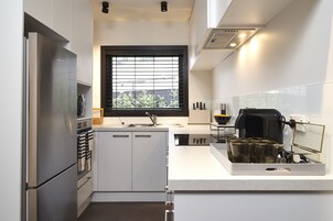 Apartamento, 3 habitaciones | Cocina privada | Cafetera o tetera, frigorífico, microondas y hervidor eléctrico