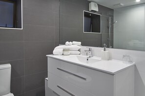Hair dryer, towels - Hotel Carlton Mill (Christchurch)