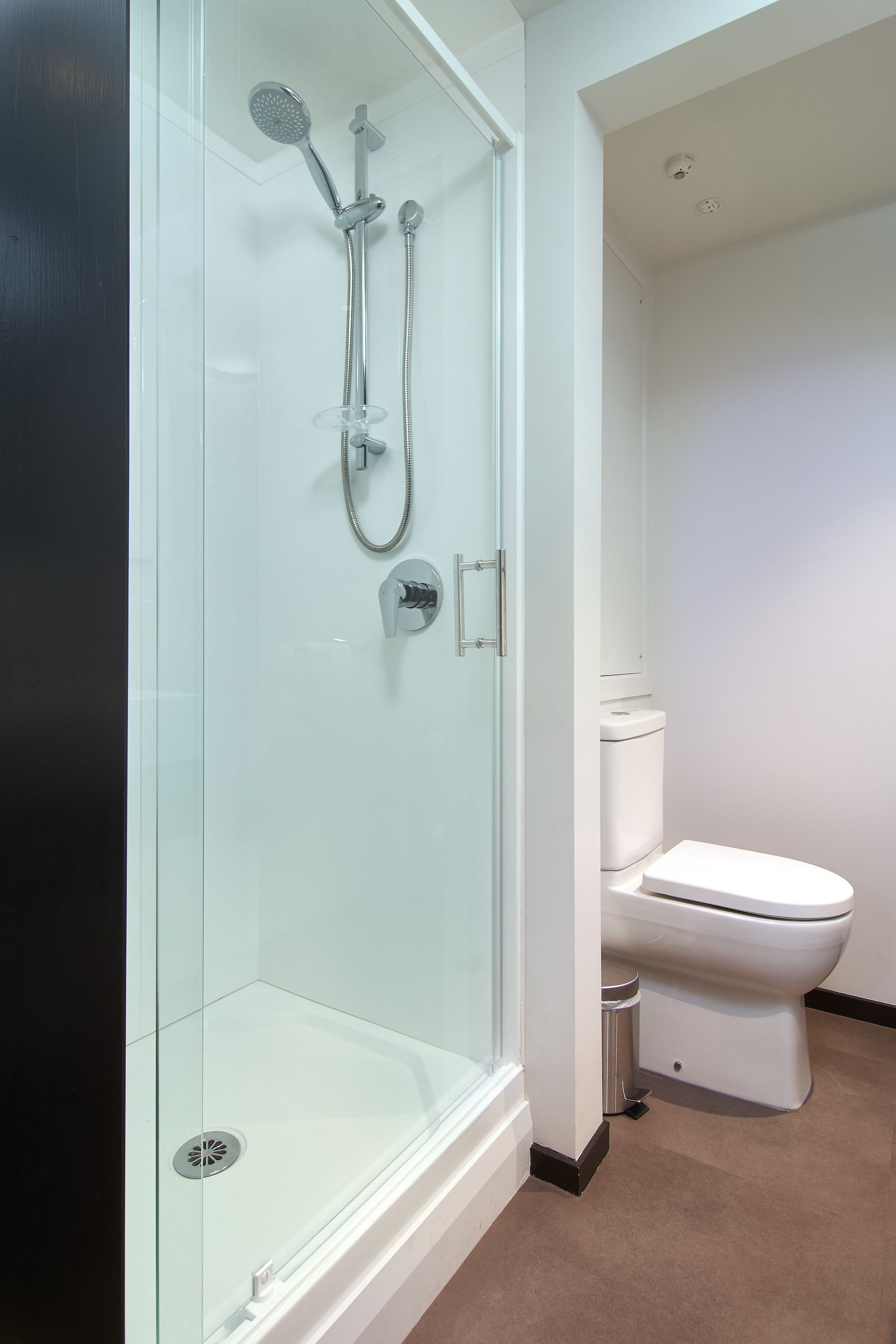 deluxe queen studio | bathroom | hair dryer, towels