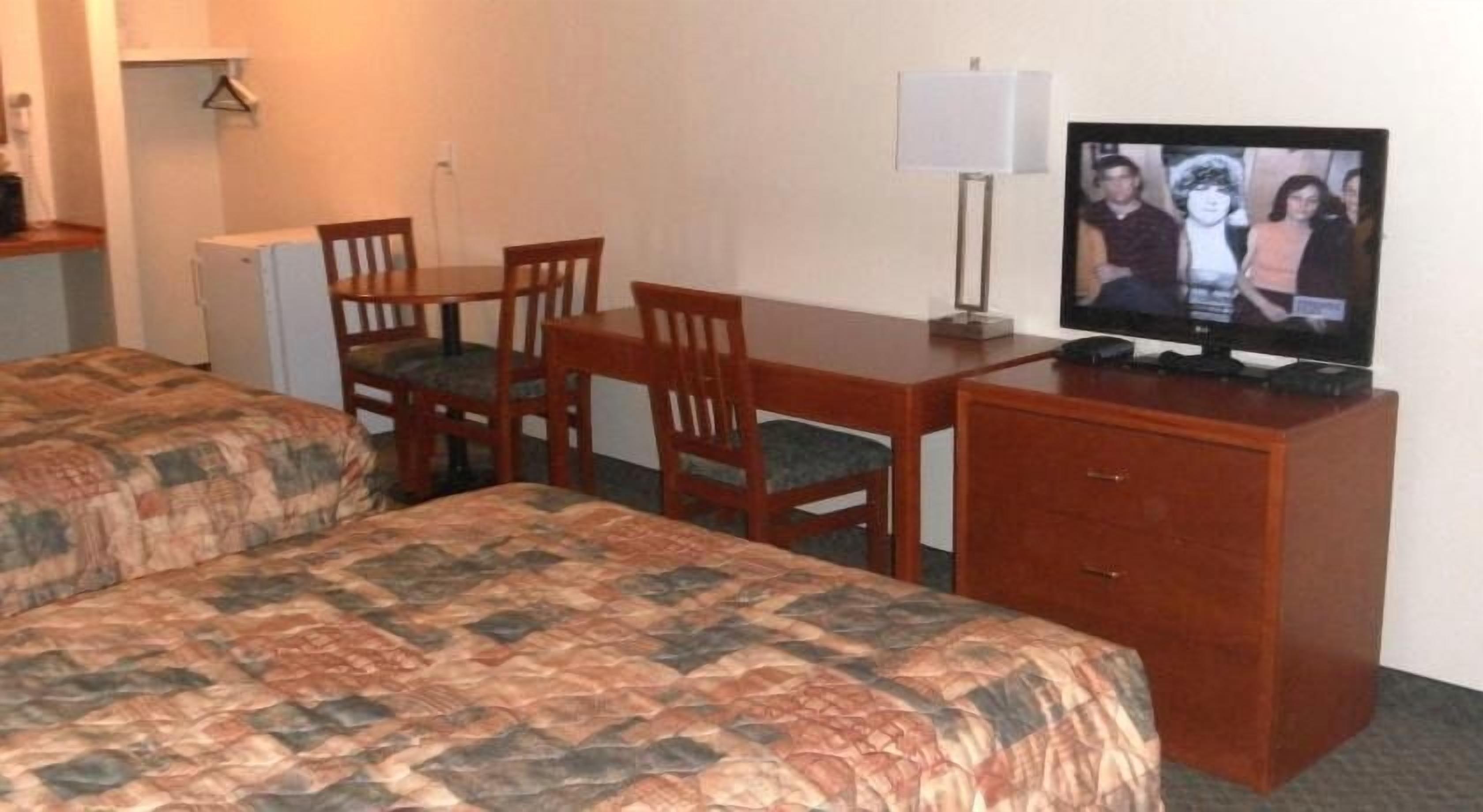 Premium bedding, desk, blackout drapes, free WiFi