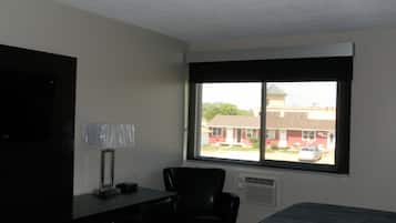 Camera doppia, 2 letti queen | Area soggiorno | TV a schermo piatto