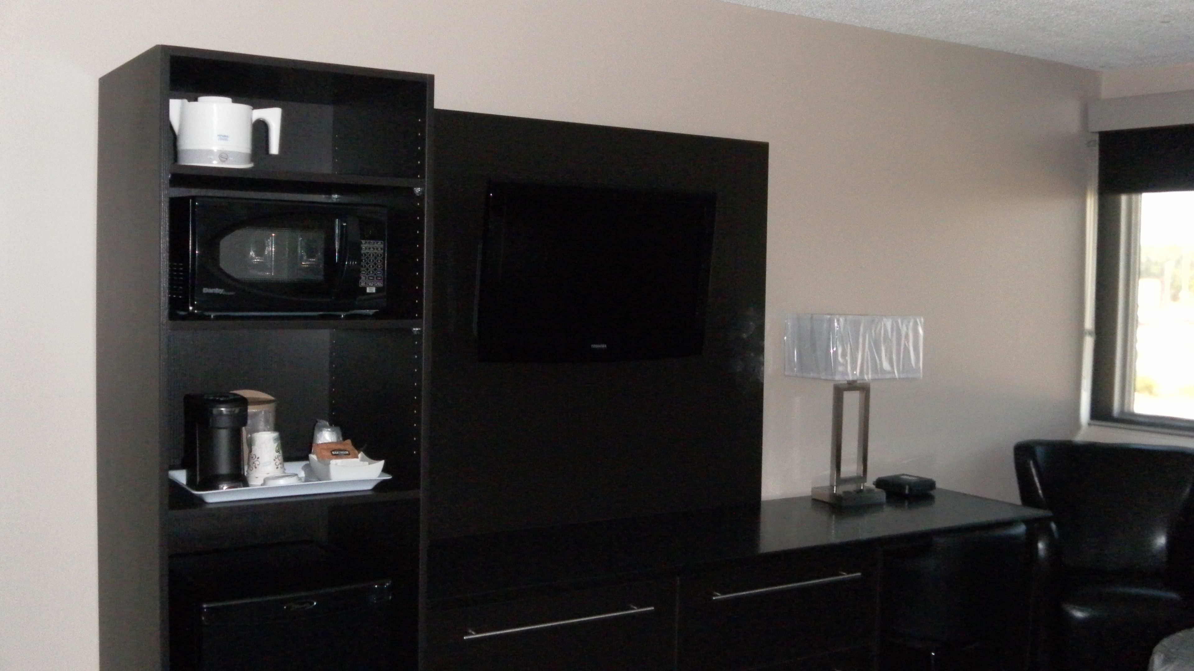 double room, 2 queen beds | living area | flat-screen tv