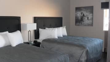 Biancheria da letto di alta qualità, una scrivania, tende oscuranti