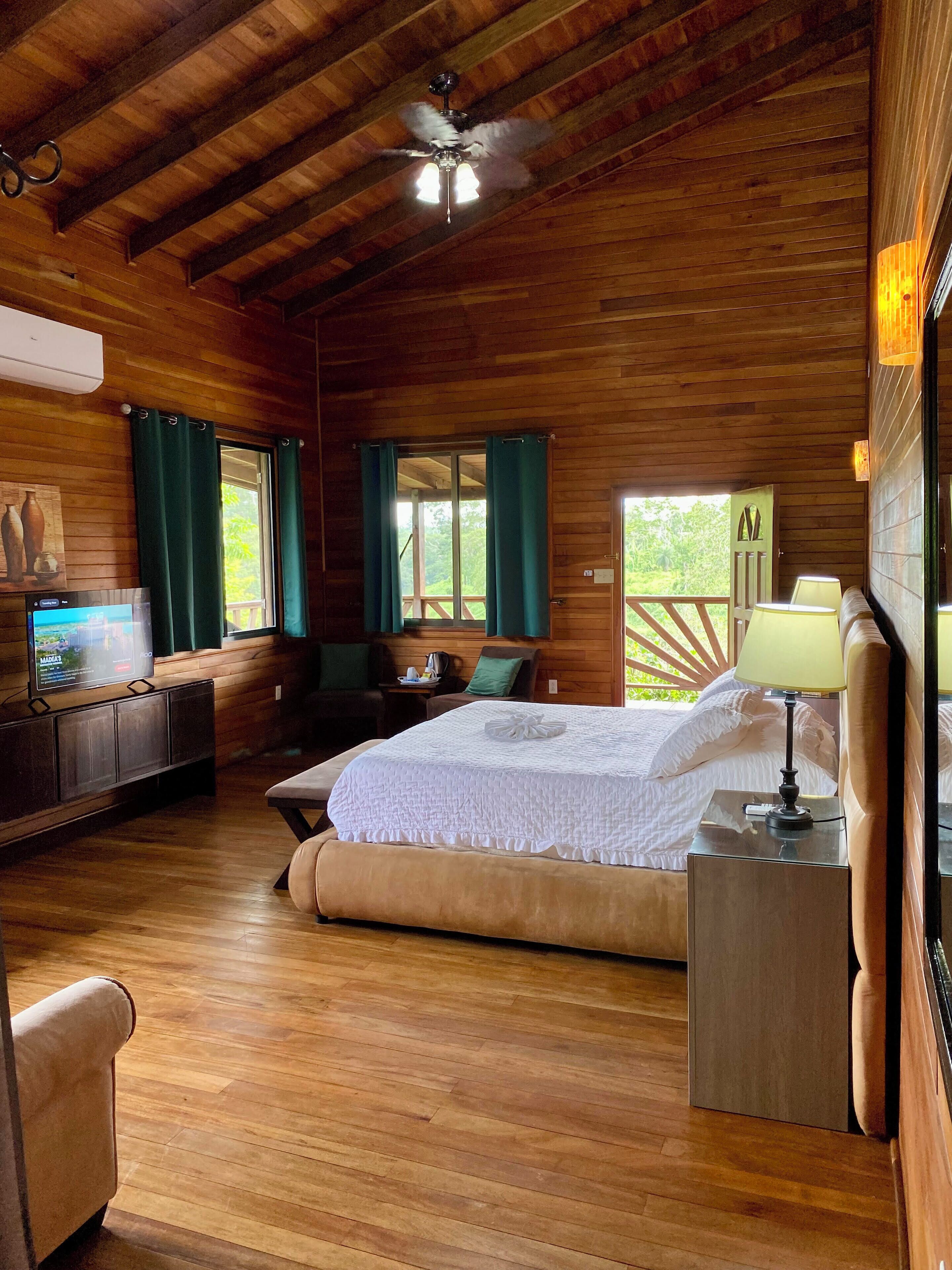 King Studio - River View | Ropa de cama de alta calidad, cortinas blackout y ropa de cama 