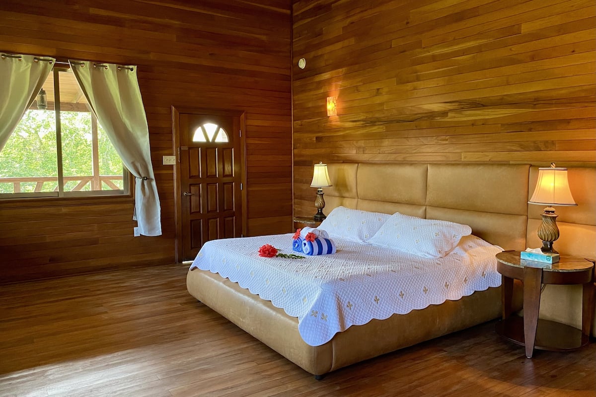 King Studio - River View | Luxe beddengoed, verduisterende gordijnen, beddengoed