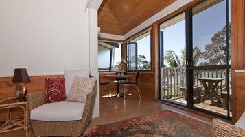 King Apartment, Sea View, Beachfront | Living area