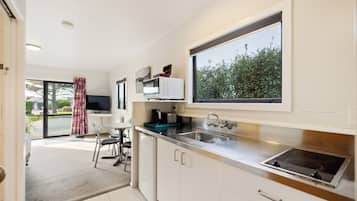 Standard 1 Bedroom Unit - Sleeps 6 | Cozinha privada | Refrigerador em uma área comum, micro-ondas em uma área comum