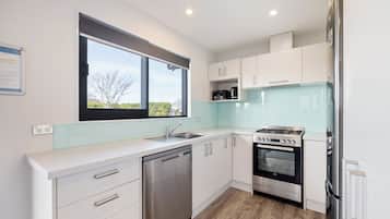 Deluxe 2 Bedroom Villa | Yksityinen keittiö | Jääkaappi, mikroaaltouuni, ruokailupöytä