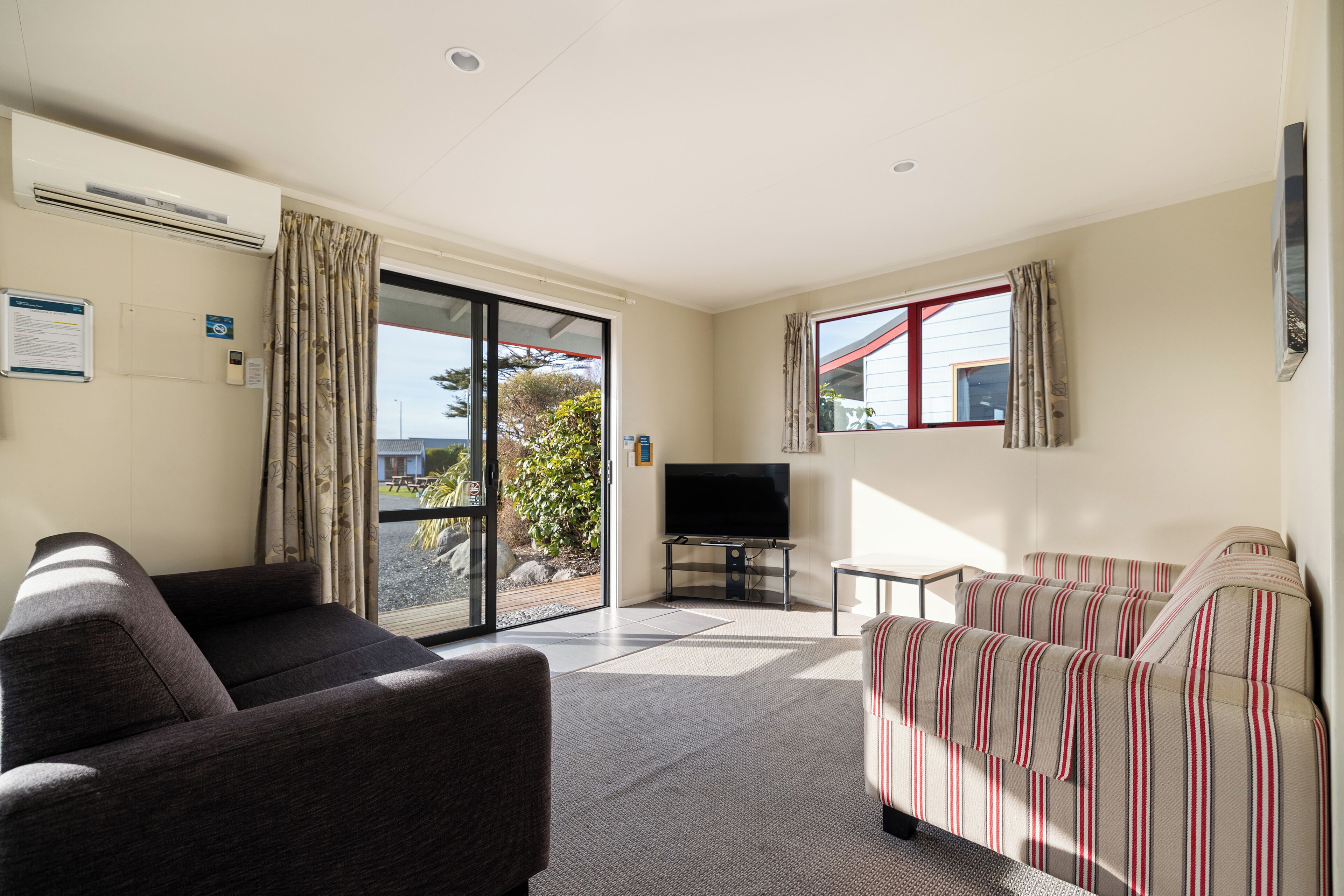 Superior 2 Bedroom Unit - Sleeps 6 | Living area