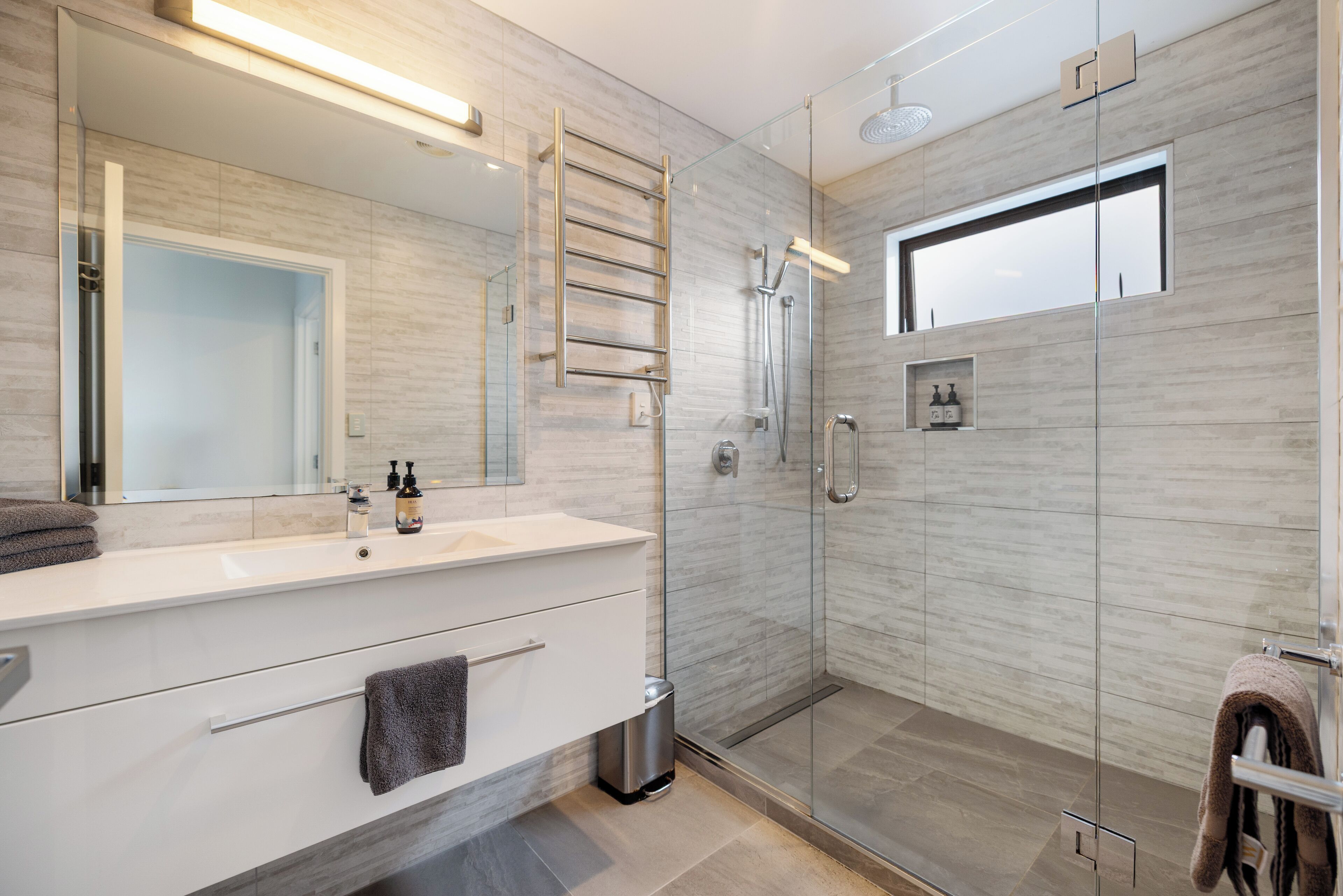 Deluxe 2 Bedroom Villa | Bathroom | Shower, towels