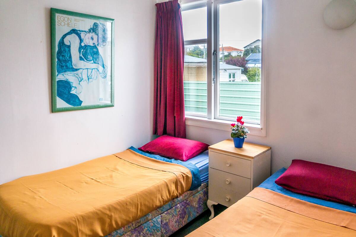 Chambre Standard, 2 lits une place, salle de bains commune