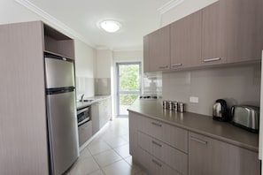 Apartment, 2 Bedrooms | Private kitchen | Fridge, microwave, oven, stovetop - Bluegum Apartments (Jesmond)