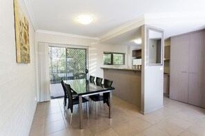 Apartment, 2 Bedrooms | In-room dining - Bluegum Apartments (Jesmond)